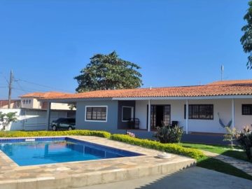 Casar�o com 327m�, 4 su�tes, com piscina a 300m da Praia !