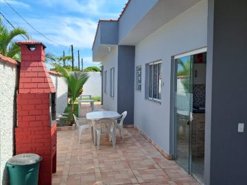 Casa com 2dorms, 1su�te, 2 vagas, a 900m da Praia