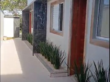 Casa Nova, em condom�nio, 2 dorms, � 8 quadras da praia
